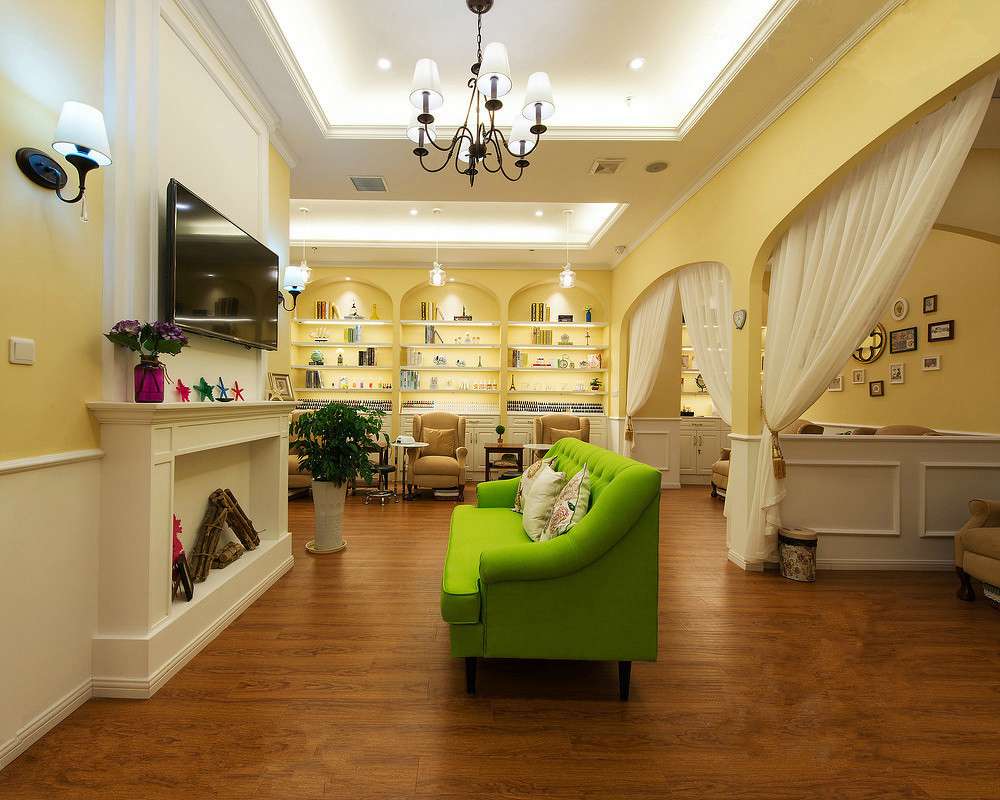 130平米美甲沙龍店裝修設(shè)計效果圖